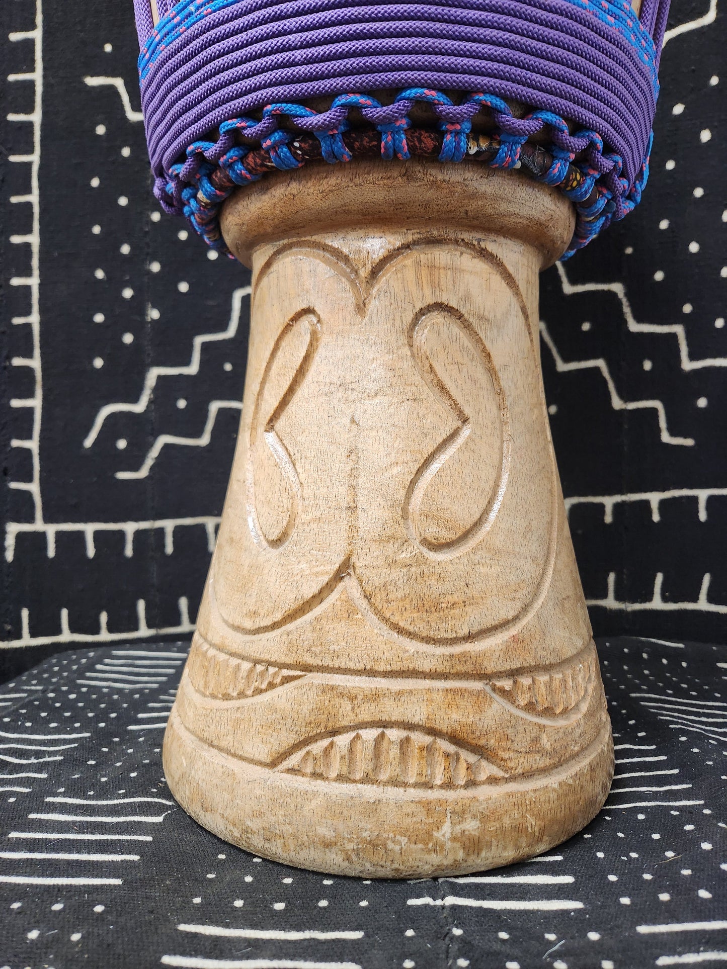 Tweneboa Djembe – Purple – Ghana – D 27 cm – H 55 cm (Product ID: LM-24502)