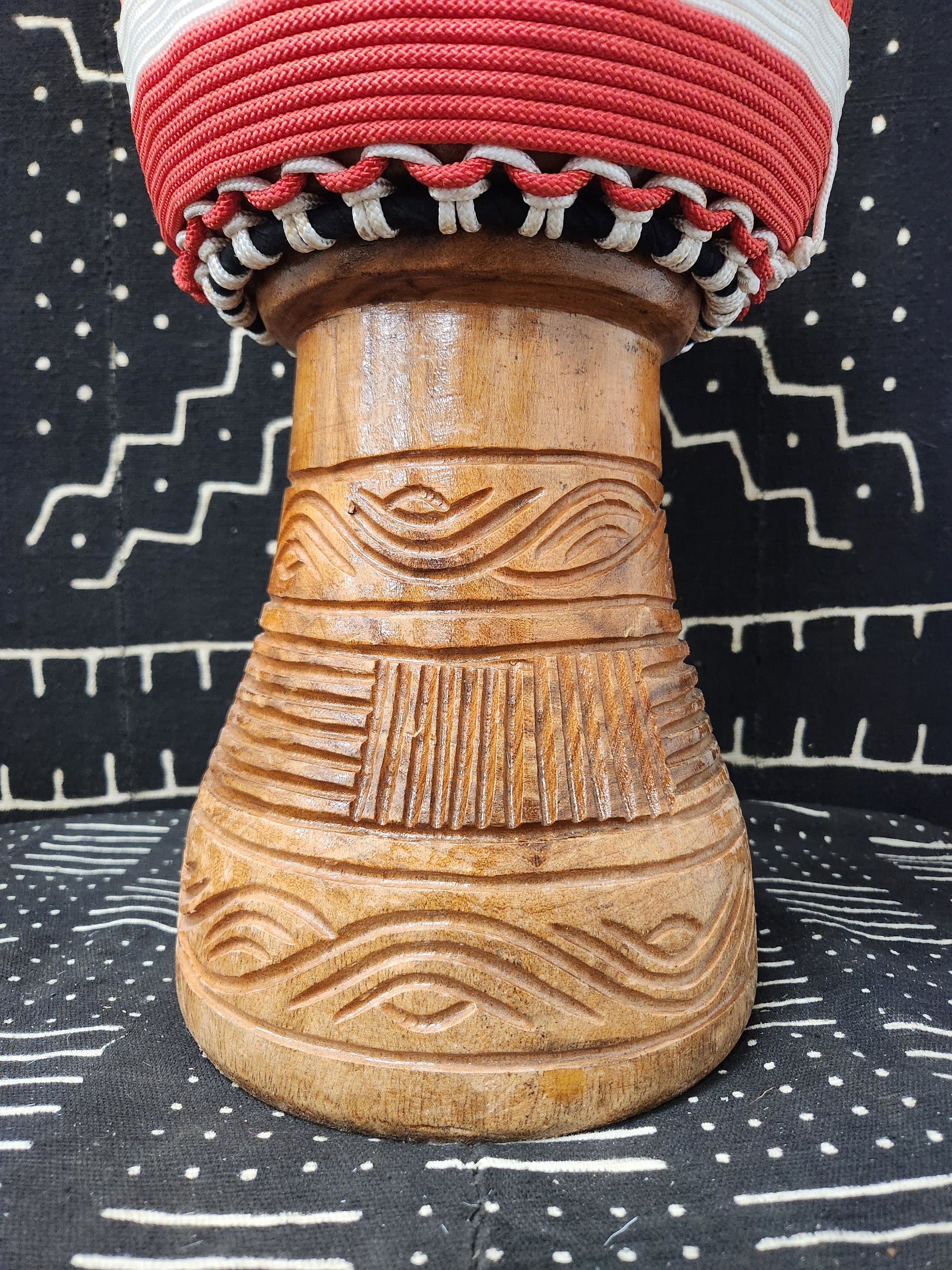Tweneboa Djembe – Red – Ghana – D 25.5 cm – H 52 cm (Product ID: LM-24501)