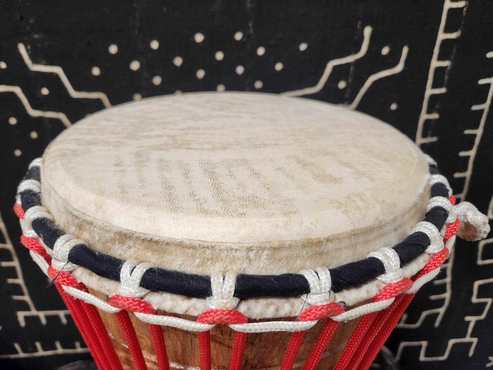 Tweneboa Djembe – Red – Ghana – D 25.5 cm – H 52 cm (Product ID: LM-24501)