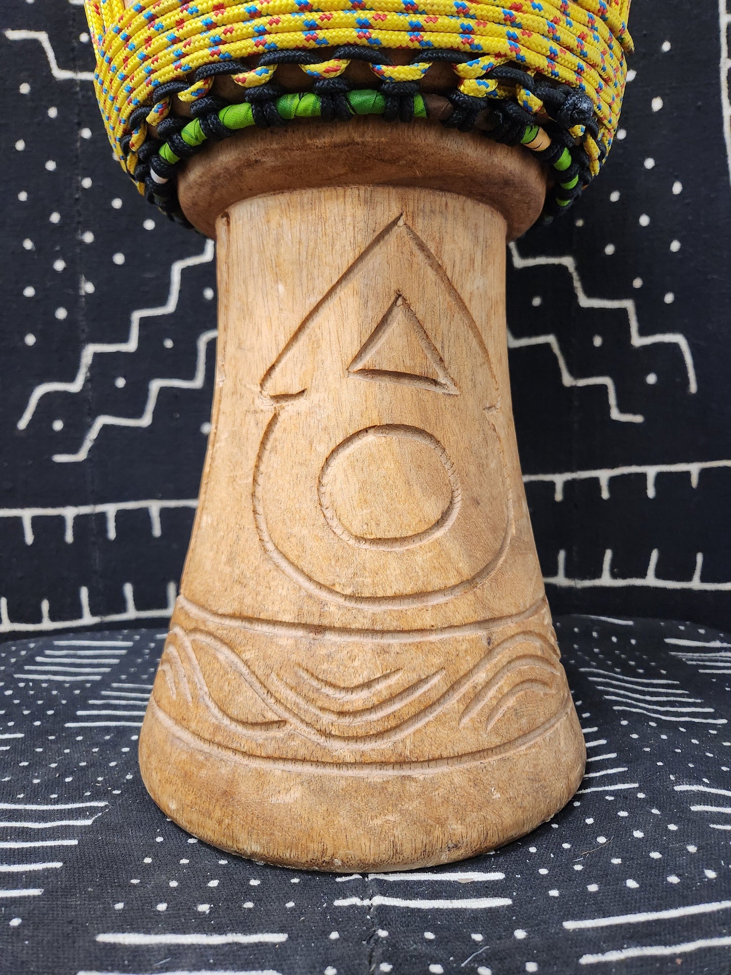 Tweneboa Djembe – Yellow – Ghana – D 27 cm – H 55 cm (Product ID: LM-24507)