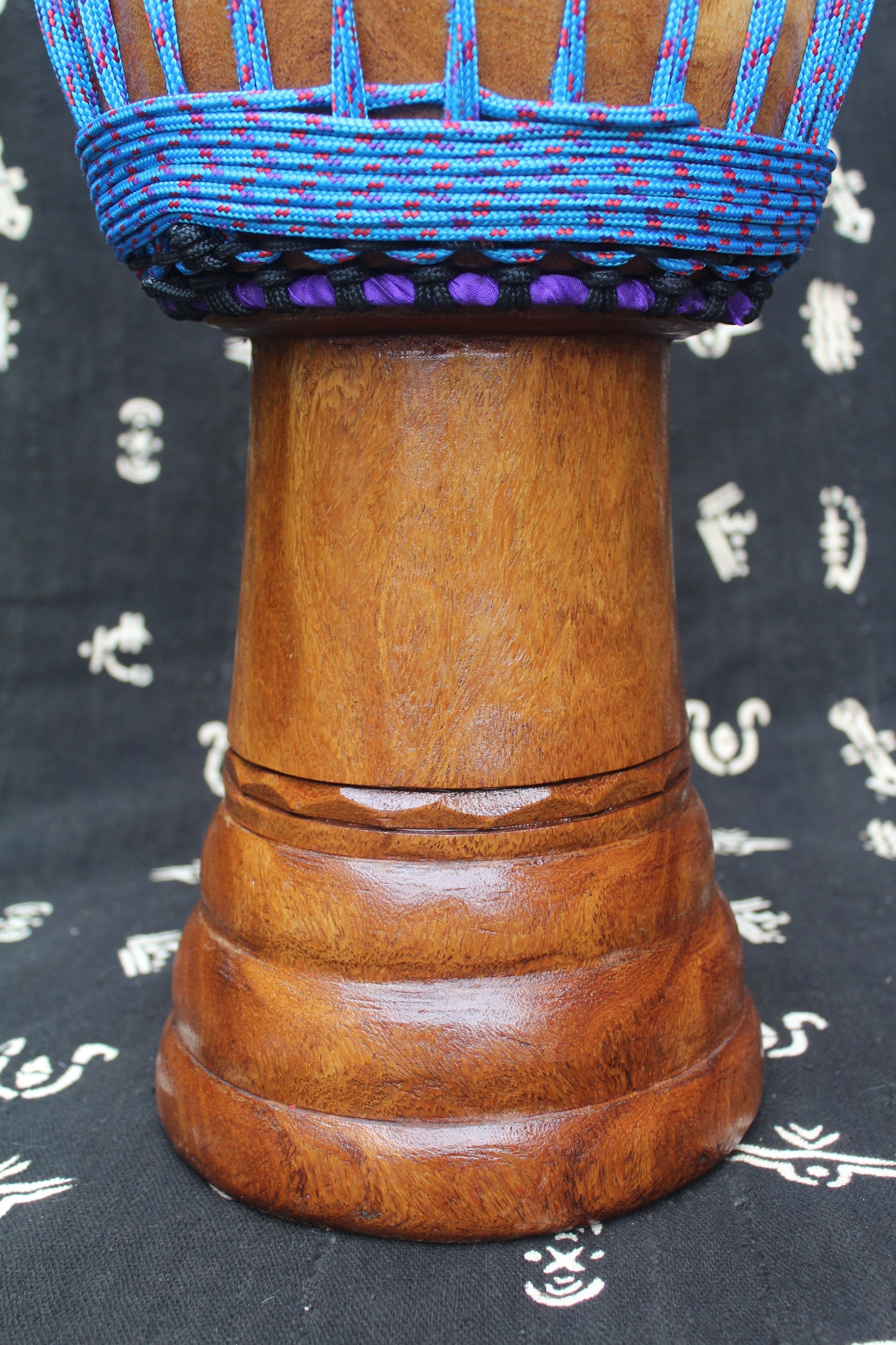 Dugura Djembe – Blue – Mali – D 28 cm – H 56 cm (Product ID: MM-DU-189-01)