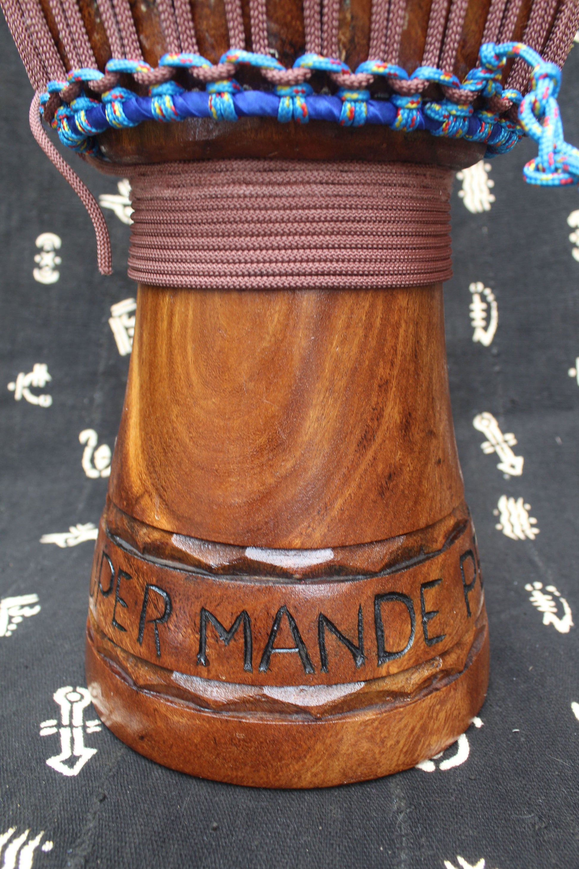 Dugura Djembe – Brown – Mali – D 30 cm – H 56 cm (Product ID: MM-DU-189-04)