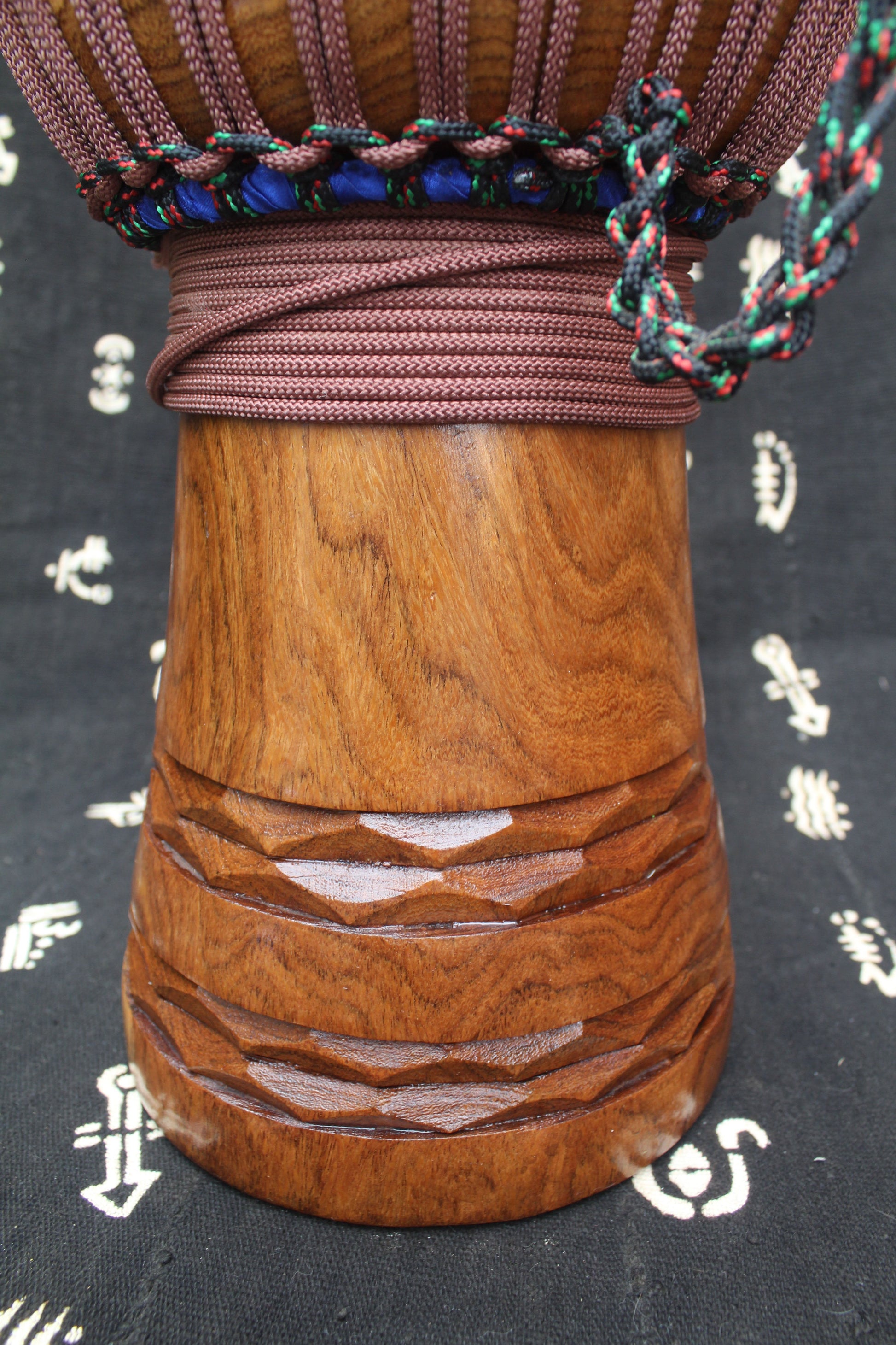 Dugura Djembe – Brown – Mali – D 30 cm – H 56 cm (Product ID: MM-DU-189-05)