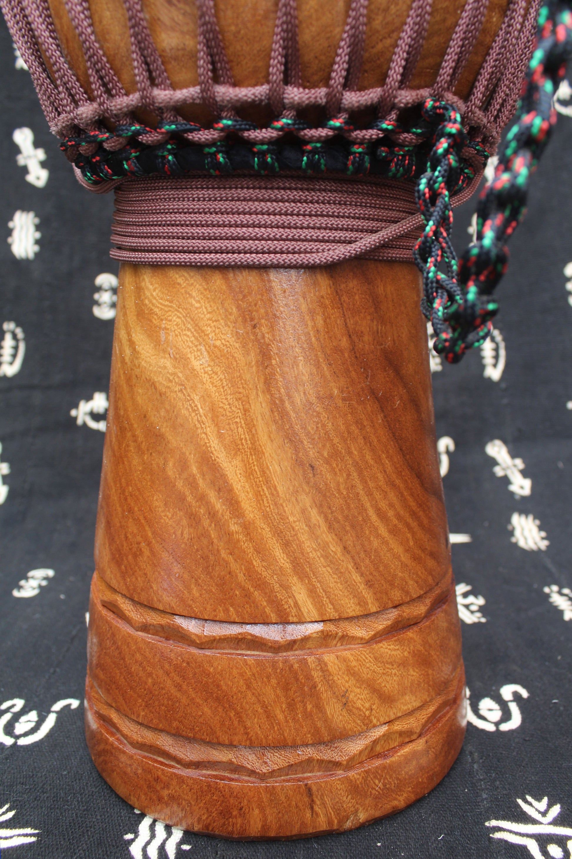 Dugura Djembe – Brown – Mali – D 30 cm – H 60 cm (Product ID: MM-DU-189-06)