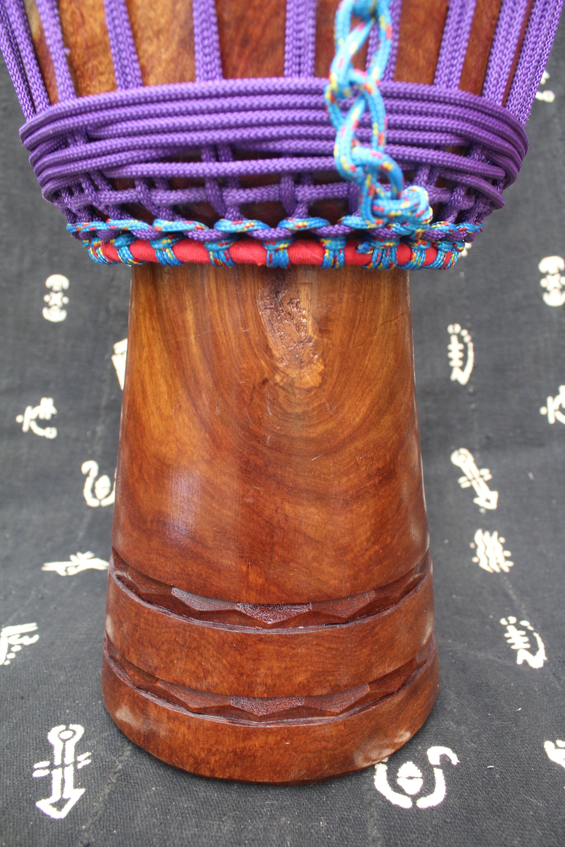 Guéni Djembe – Purple – Mali – D 28 cm – H 54 cm (Product ID: MM-GU-189-16)