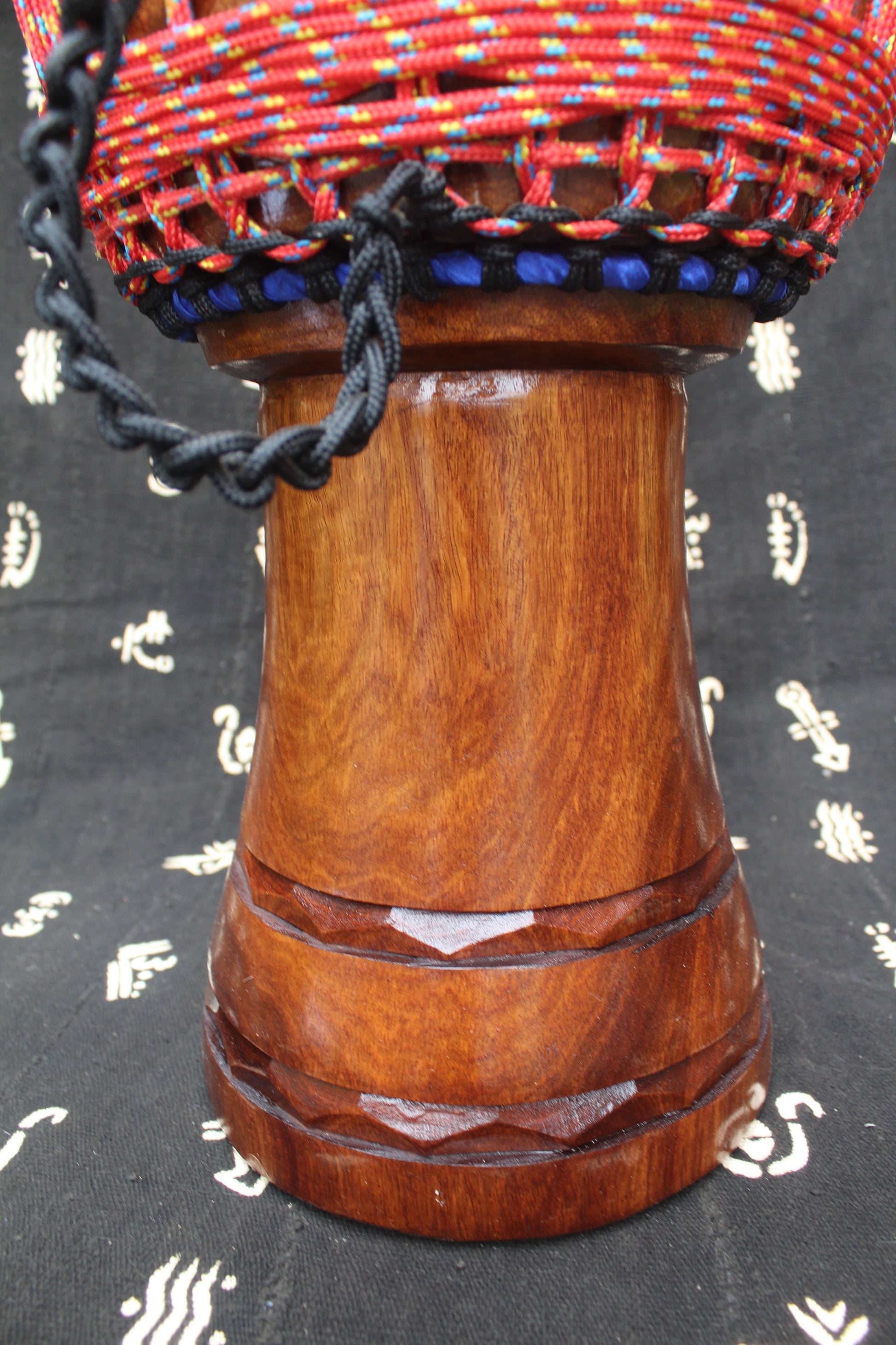 Guéni Djembe – Red – Mali – D 29 cm – H 55 cm (Product ID: MM-GU-189-13)