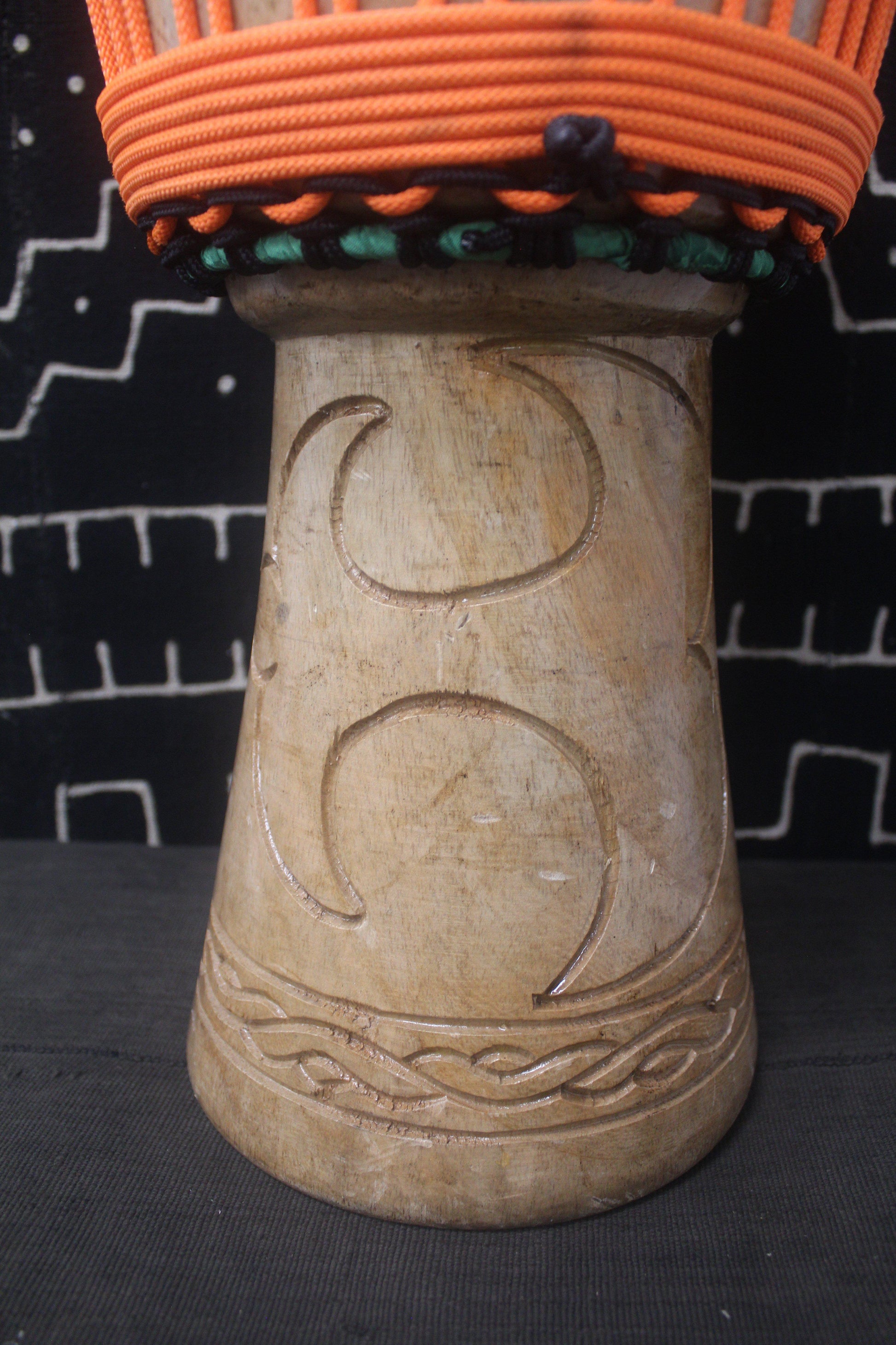 Tweneboa Djembe – Orange – Ghana – D 25 cm – H 52 cm (Product ID: LM-21810)