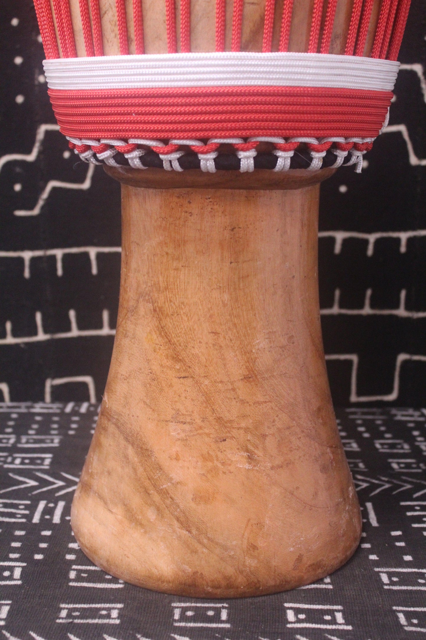 Tweneboa Djembe – Red – Ghana – D 27 cm – H 56 cm (Product ID: LM-22903)