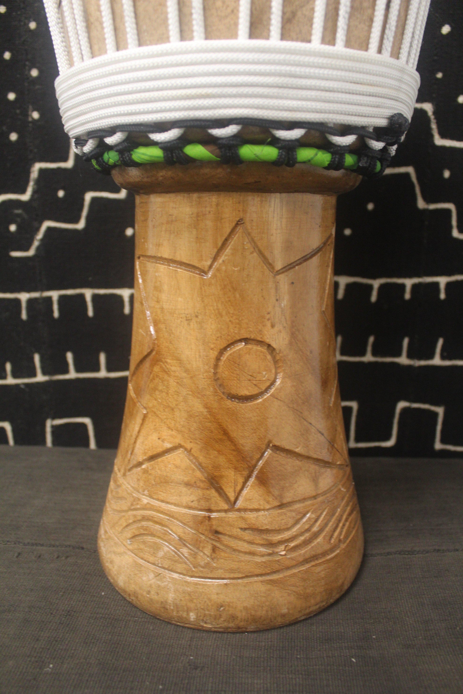 Tweneboa Djembe – White – Ghana – D 24.5 cm – H 54 cm (Product ID: LM-21813)