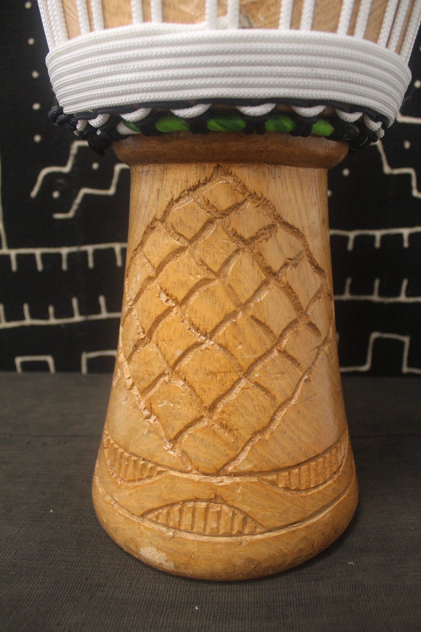 Tweneboa Djembe – White – Ghana – D 25 cm – H 51 cm (Product ID: LM-21804)