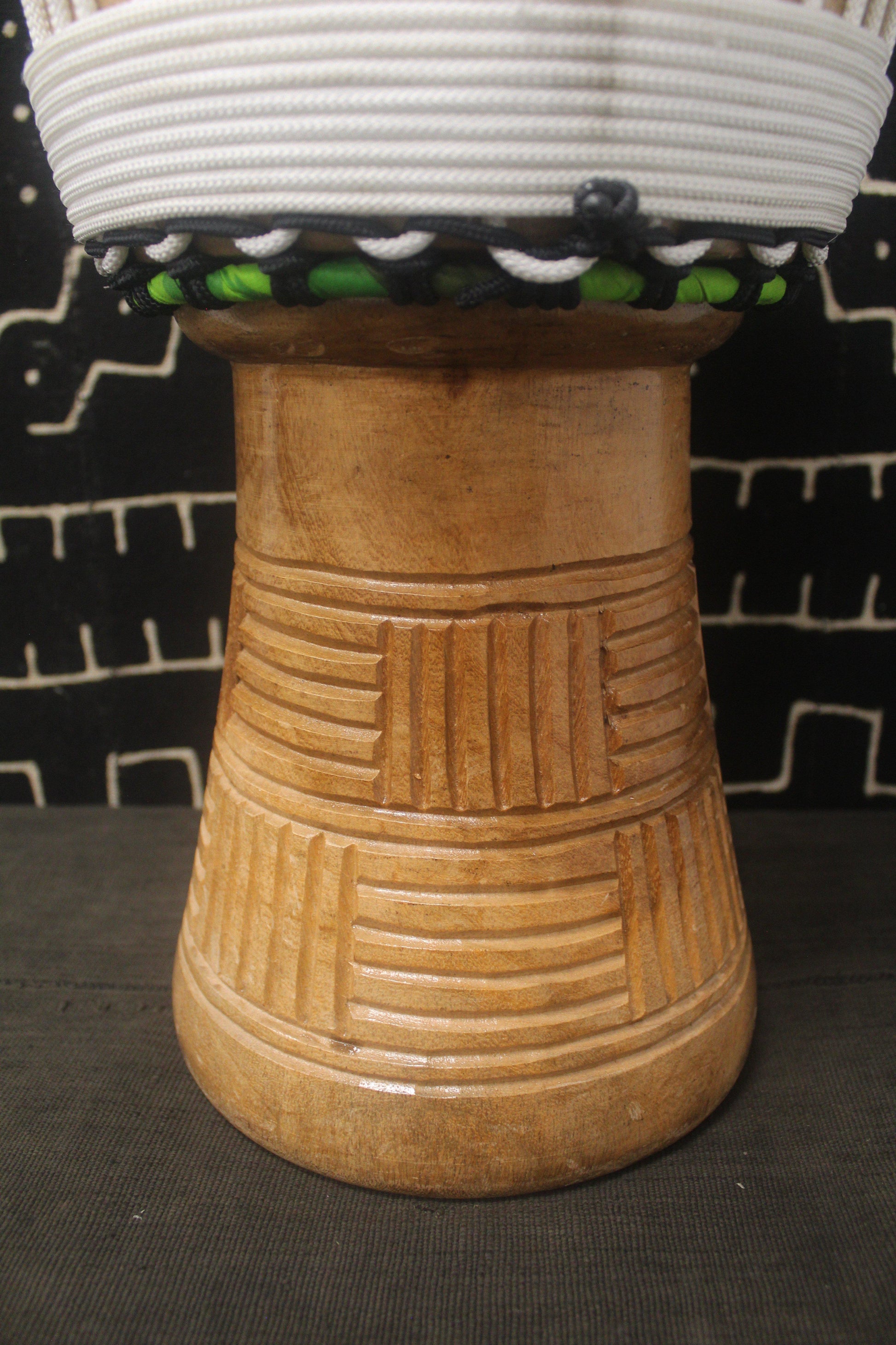 Tweneboa Djembe – White – Ghana – D 25.5 cm – H 50.5 cm (Product ID: LM-21807)