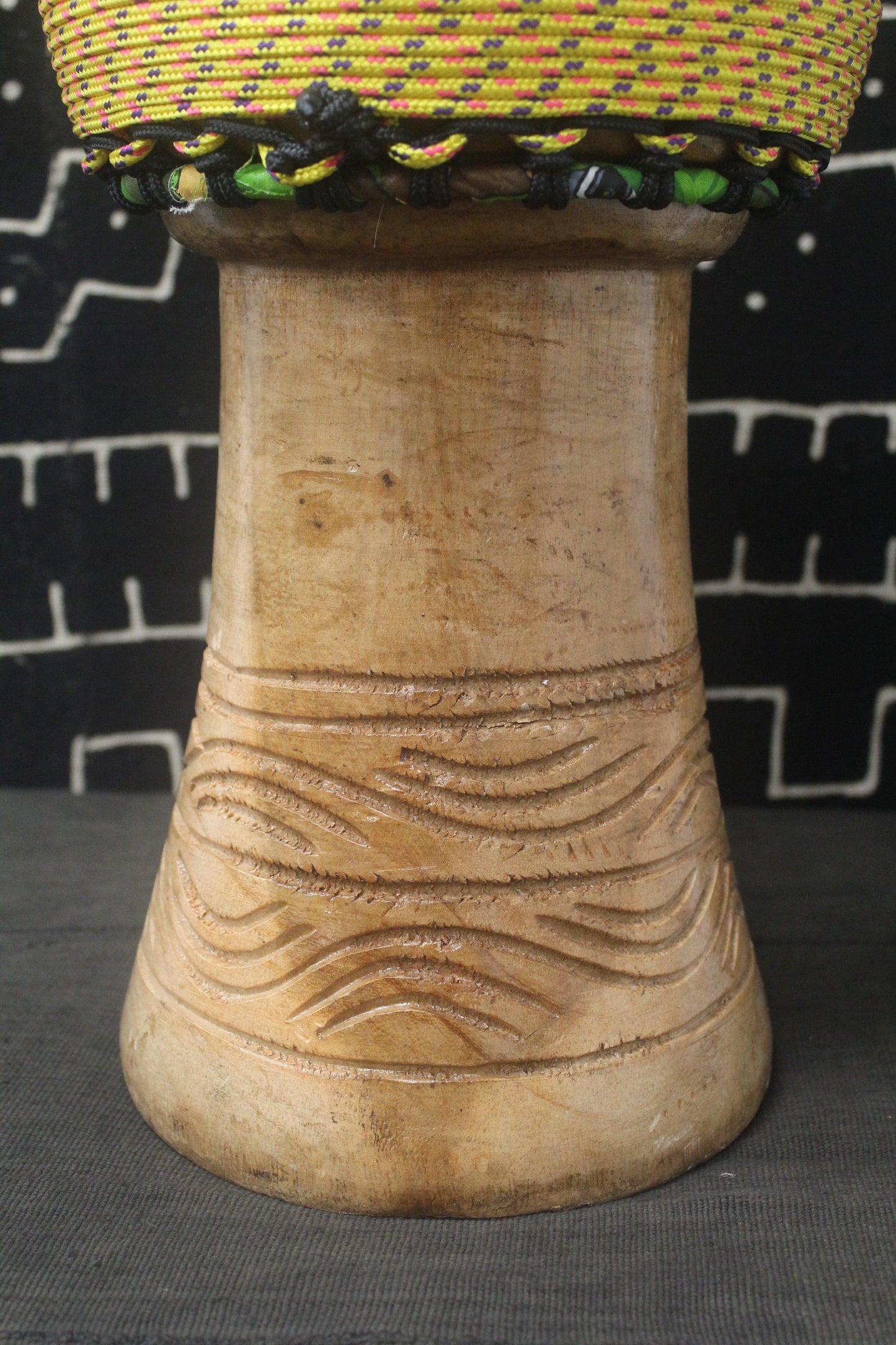 Tweneboa Djembe – Yellow – Ghana – D 24.5 cm – H 51 cm (Product ID: LM-21801)