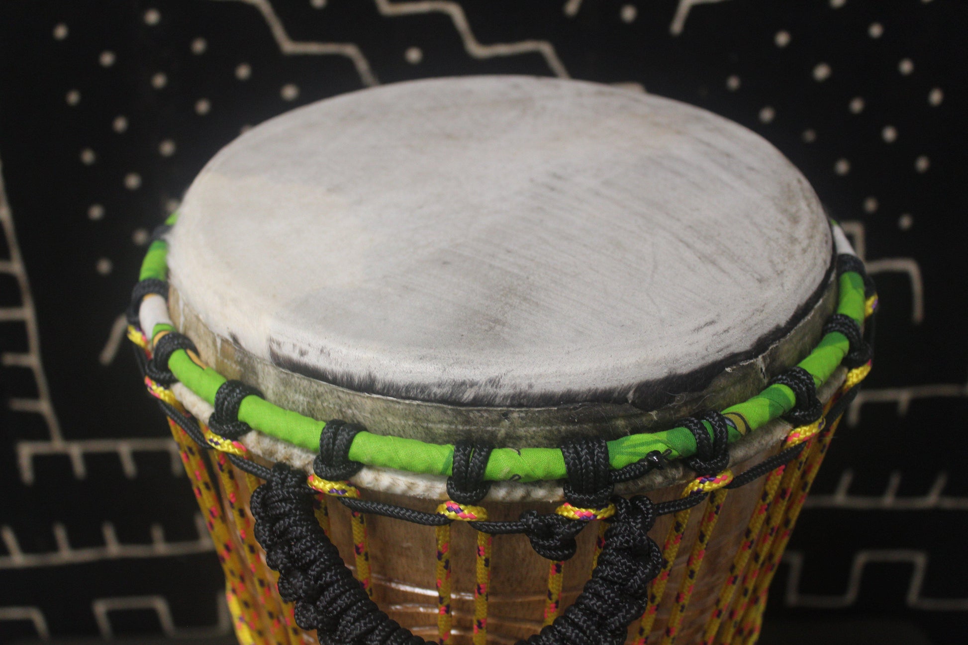 Tweneboa Djembe – Yellow – Ghana – D 24.5 cm – H 51 cm (Product ID: LM-21801)