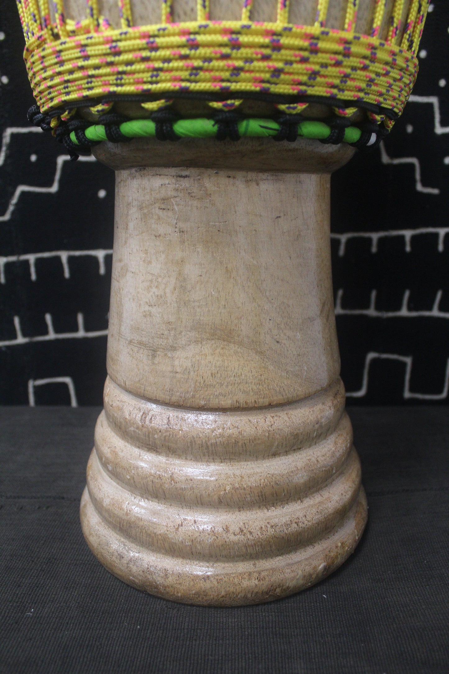 Tweneboa Djembe – Yellow – Ghana – D 24.5 cm – H 52 cm (Product ID: LM-21808)