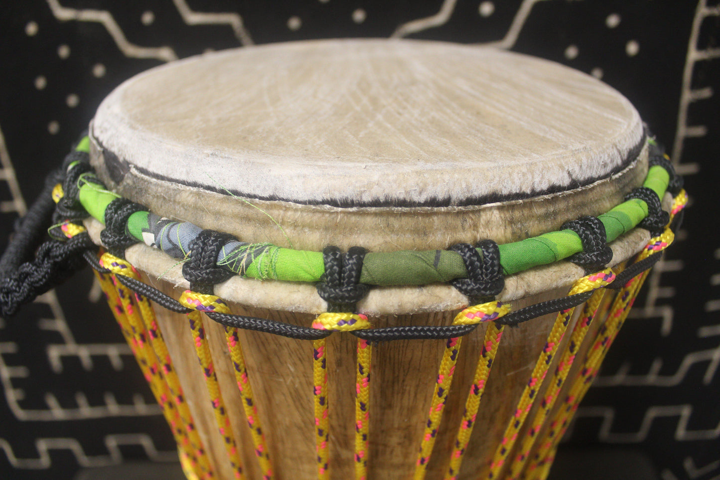 Tweneboa Djembe – Yellow – Ghana – D 24.5 cm – H 52 cm (Product ID: LM-21808)