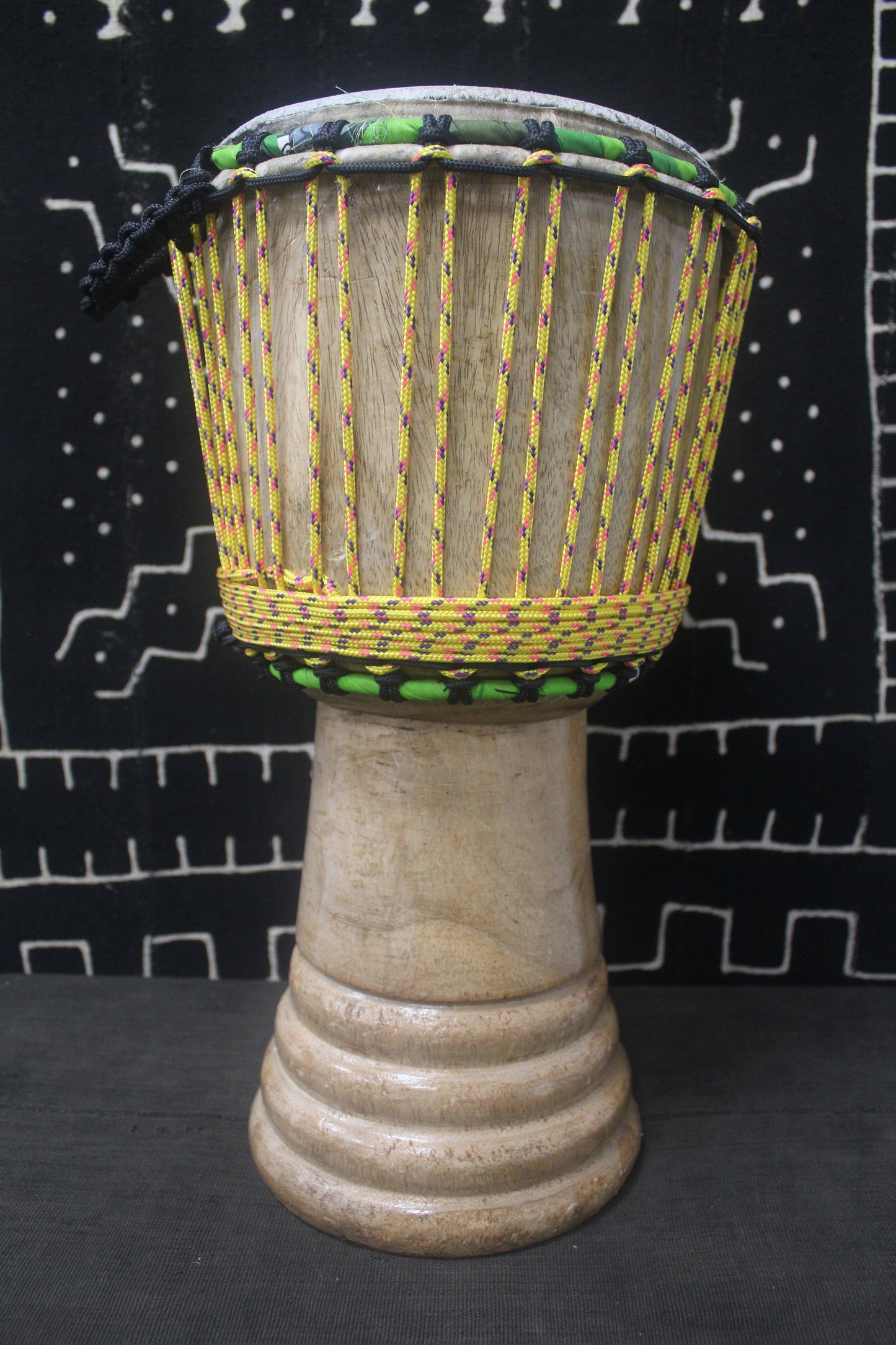 Tweneboa Djembe – Yellow – Ghana – D 24.5 cm – H 52 cm (Product ID: LM-21808)