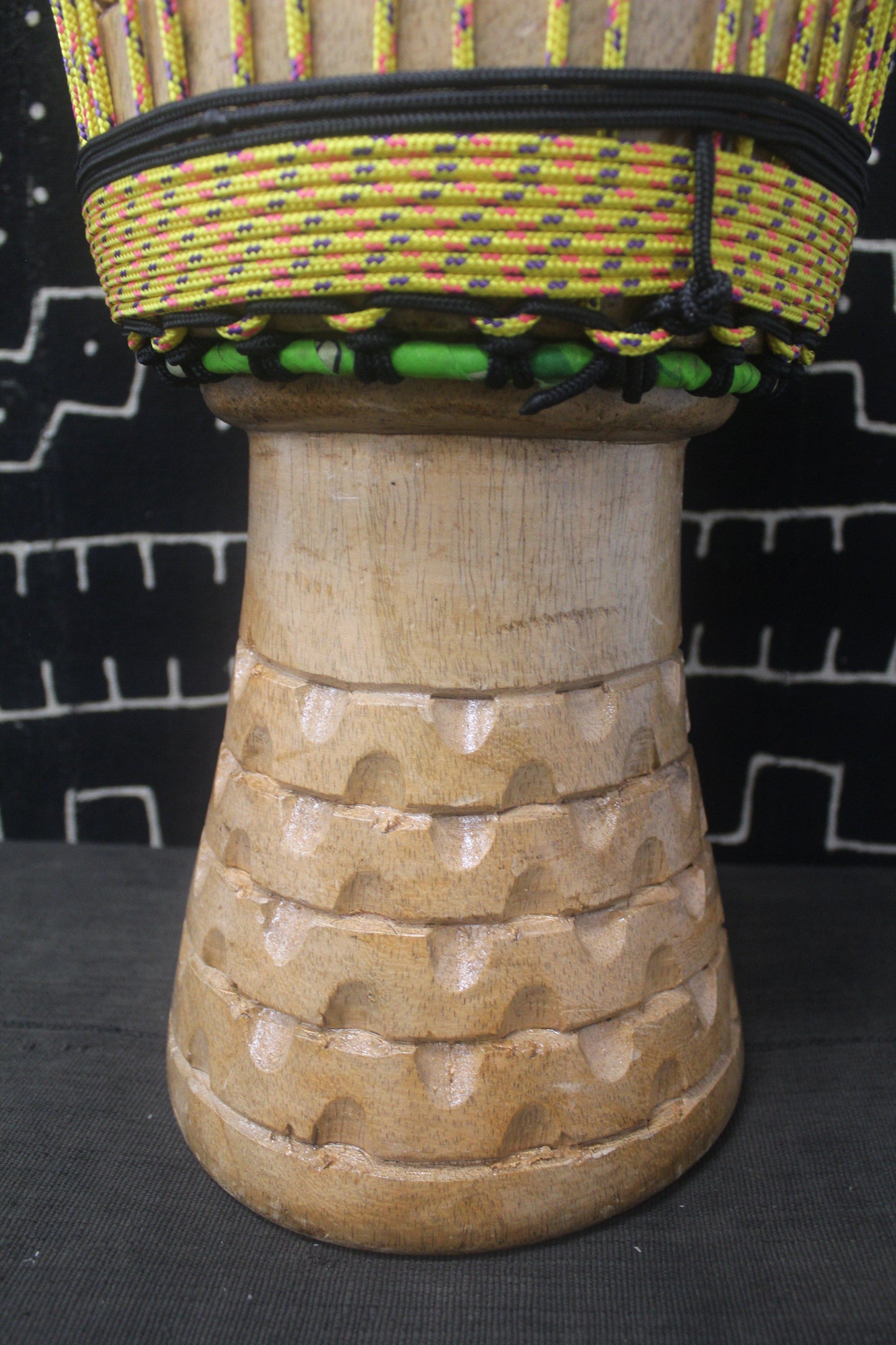 Tweneboa Djembe – Yellow – Ghana – D 25 cm – H 50.5 cm (Product ID: LM-21812)