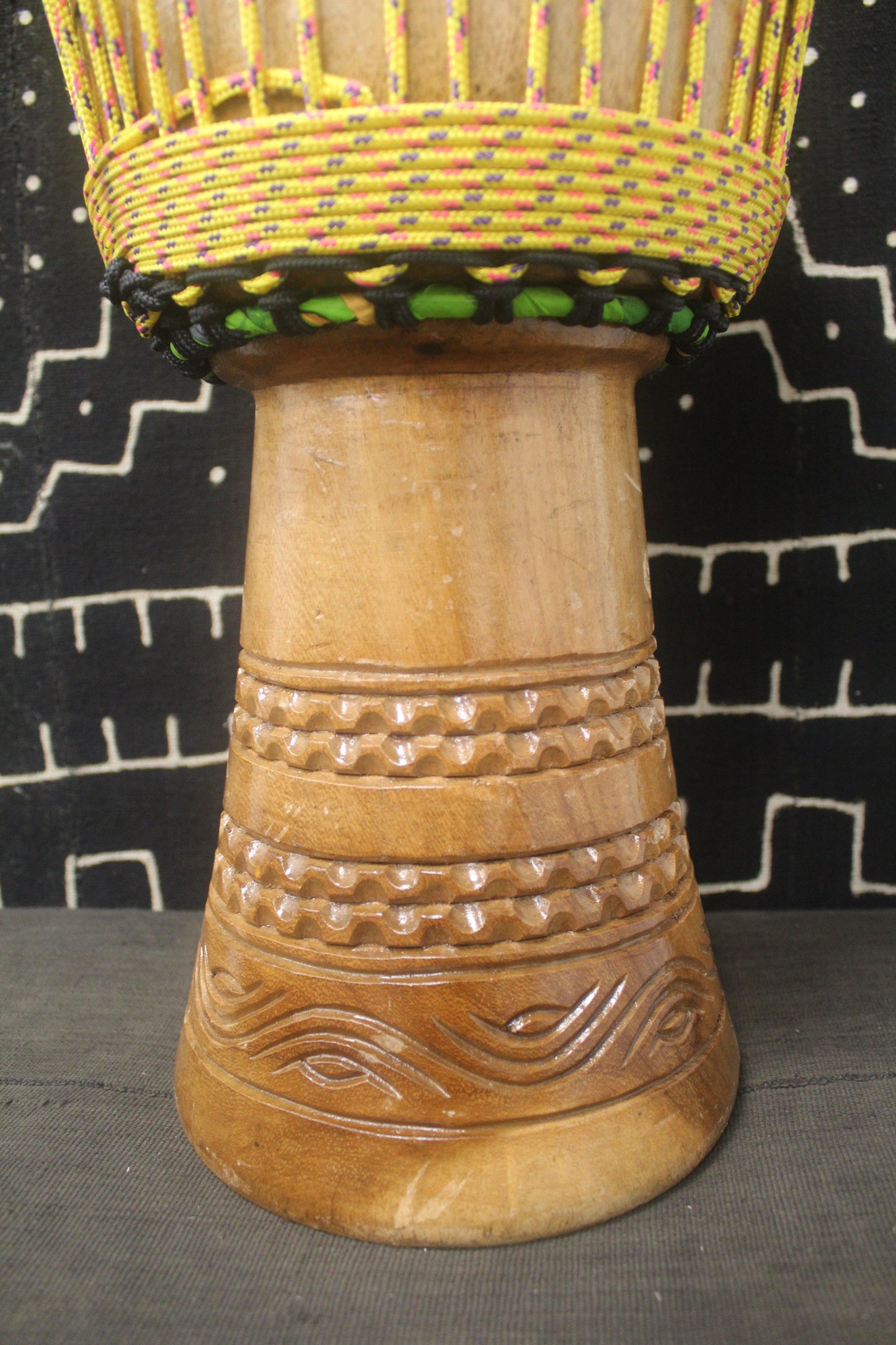 Tweneboa Djembe – Yellow – Ghana – D 25 cm – H 52 cm (Product ID: LM-21802)