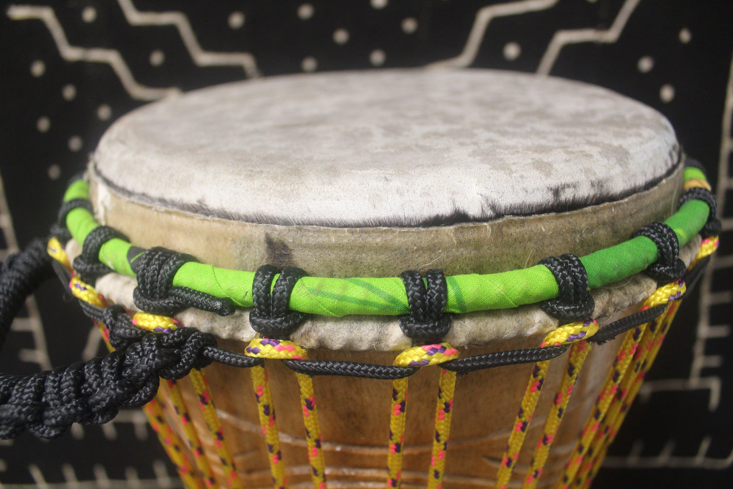Tweneboa Djembe – Yellow – Ghana – D 25 cm – H 52 cm (Product ID: LM-21802)