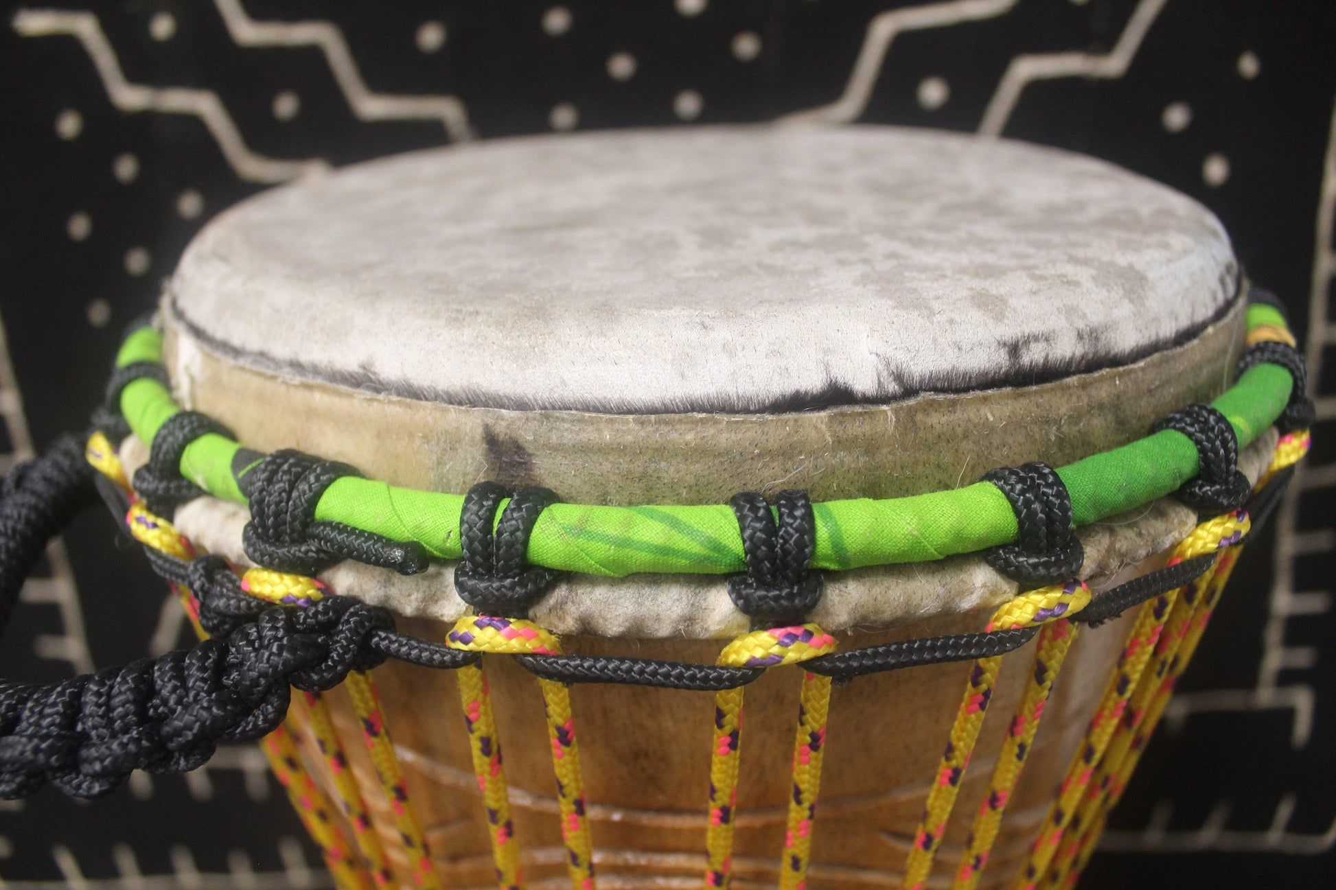 Tweneboa Djembe – Yellow – Ghana – D 25 cm – H 52 cm (Product ID: LM-21802)