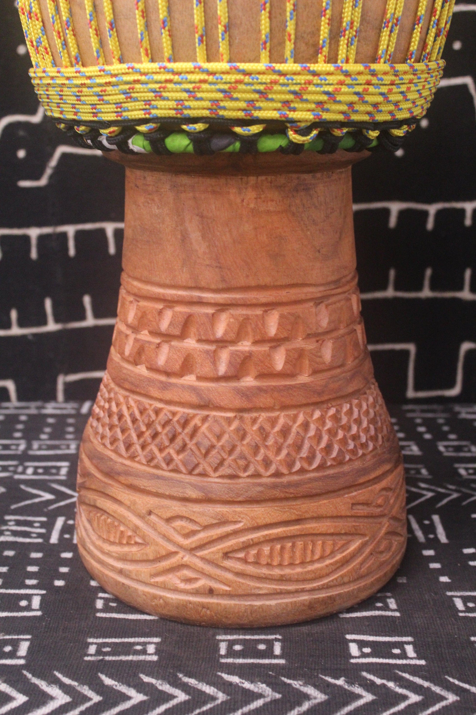 Tweneboa Djembe – Yellow – Ghana – D 27.5 cm – H 57 cm (Product ID: LM-22901)