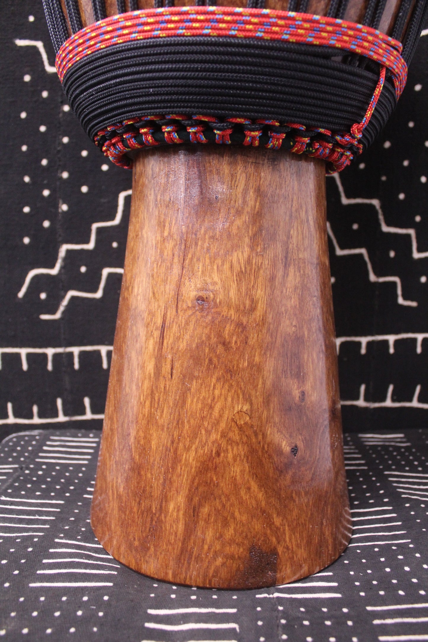 Guéni Djembe - Black - Mali - D 34.5 cm - H 64 cm (Product ID: MS-GU-246-04)