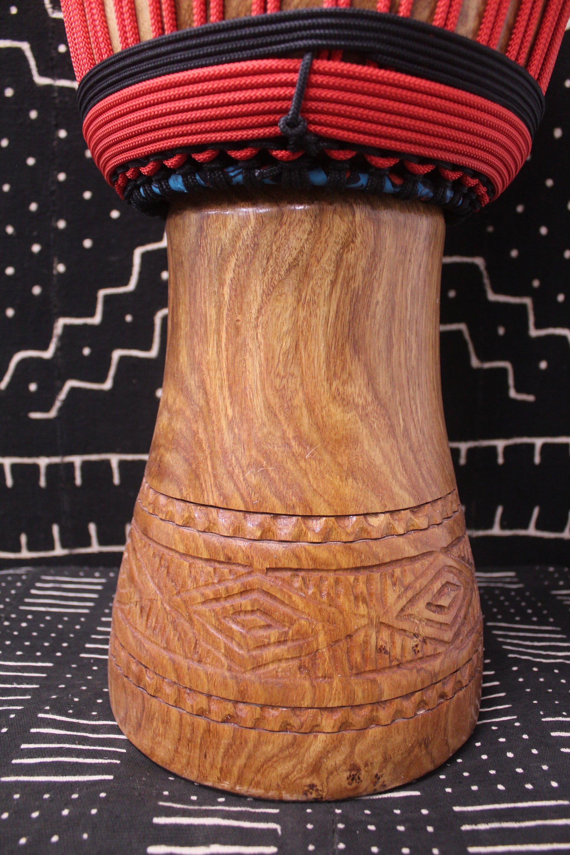 Guéni Djembe - Red - Mali - D 32 cm - H 64 cm (Product ID: MS-GU-246-03)