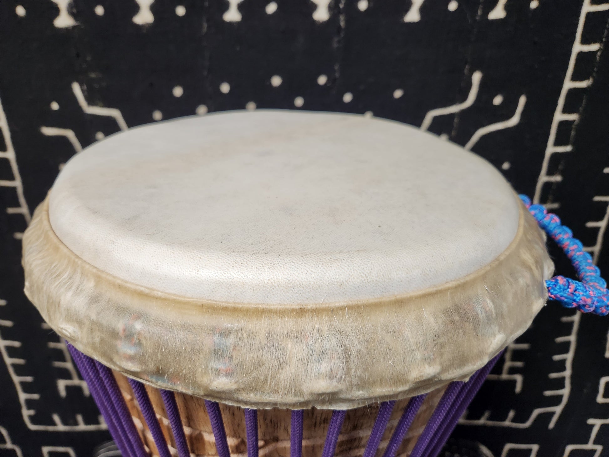 Tweneboa Djembe – Purple – Ghana – D 27 cm – H 55 cm (Product ID: LM-24502)