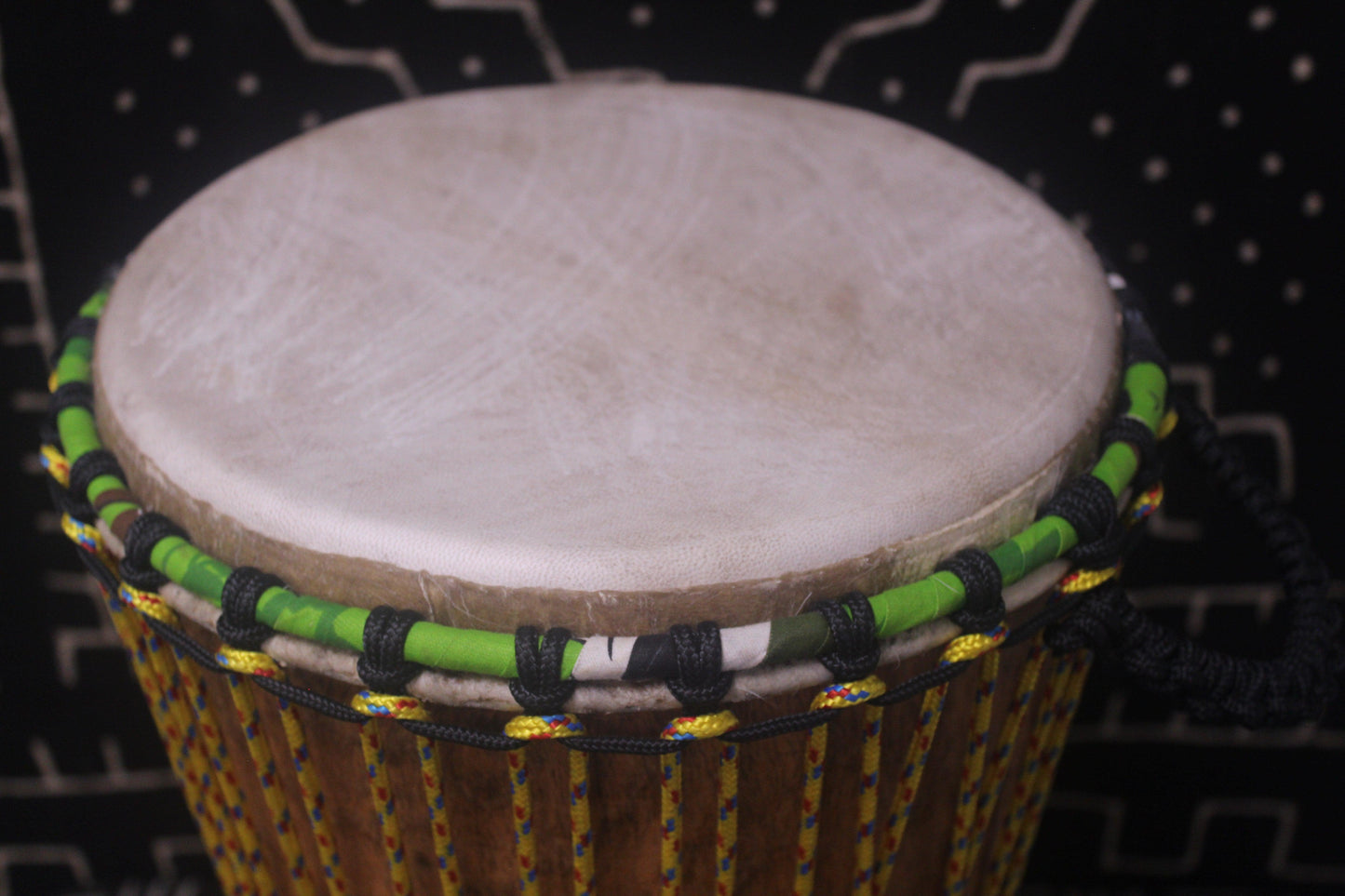 Tweneboa Djembe – Yellow – Ghana – D 27.5 cm – H 57 cm (Product ID: LM-22901)